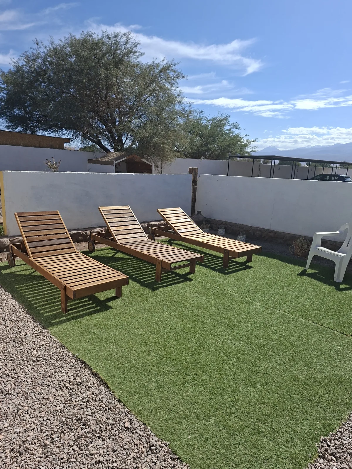Reposeras junto a la piscina