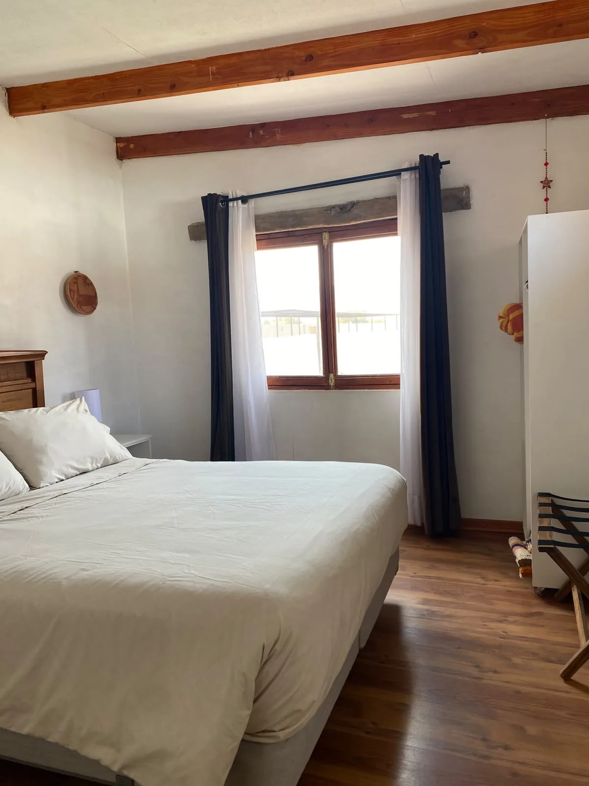 Dormitorio con cama matrimonial de la Cabaña Familiar 2