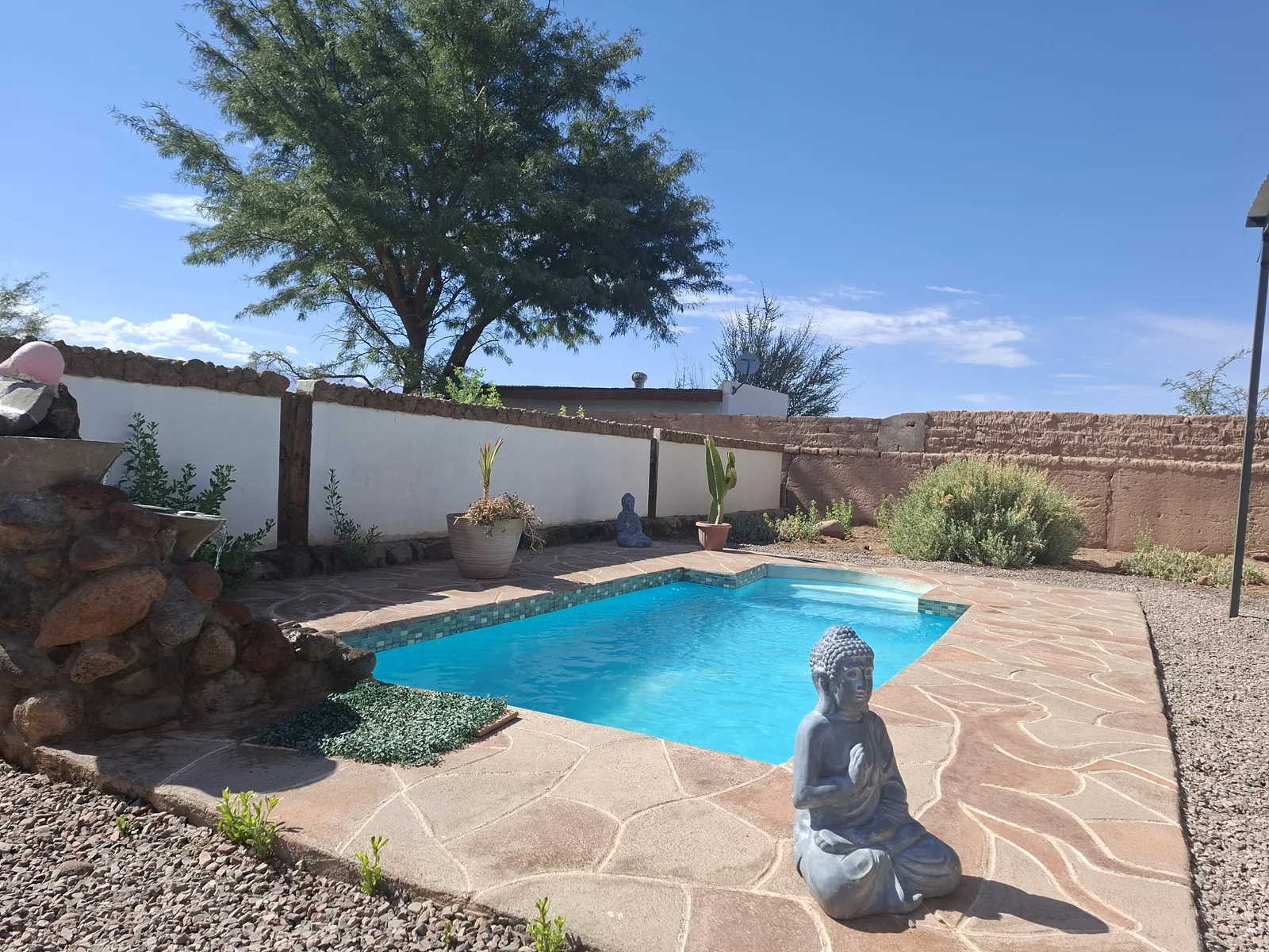 Piscina y espacios de descanso de Voyage Atacama